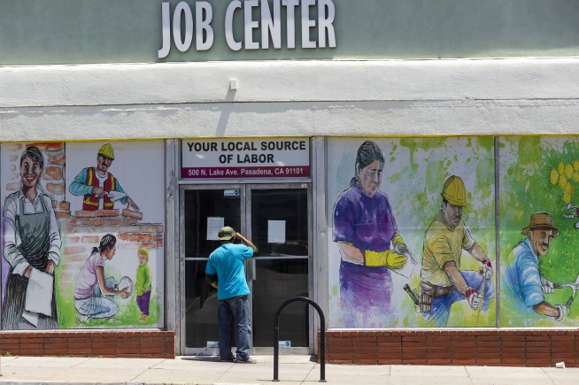 US jobless claims jump back above 1 million in face of virus