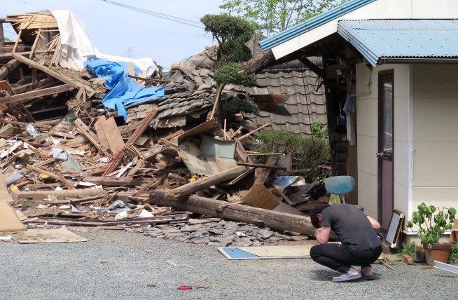 Japan quakes kill at least 32; rescuers rush to free trapped
