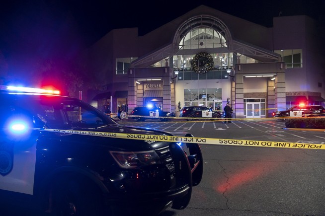 1 dead, 1 injured in Sacramento Black Friday mall shooting