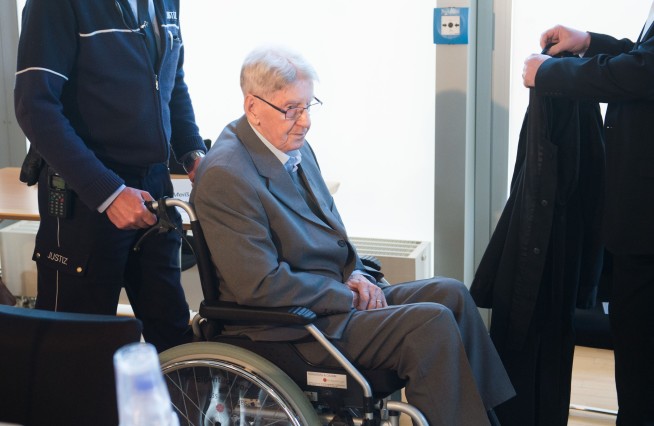 Former SS Auschwitz guard apologizes at trial in Germany