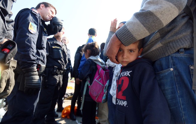 AP PHOTOS: Migrants face the elements as their numbers grow