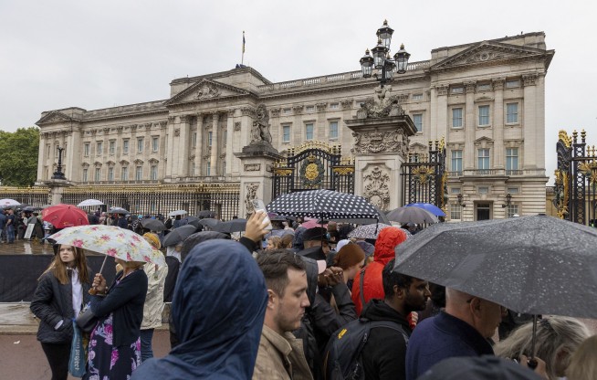 Casket of Queen Elizabeth II arrives at Buckingham Palace