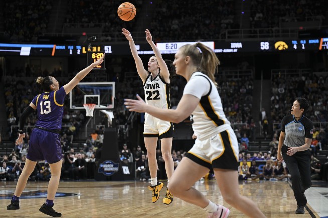 Iowa's Caitlin Clark matches March Madness 3-point record with 9 in Elite Eight game against LSU