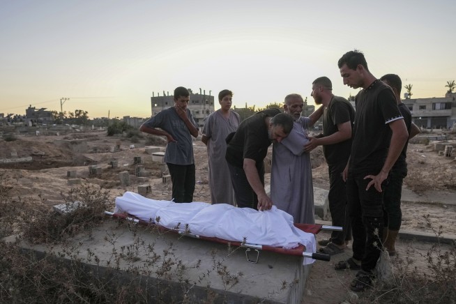 As Gaza death toll passes 40,000, corpses are buried in yards, streets, tiered graves