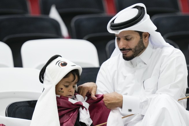 Netherlands beats host Qatar 2-0 to advance at World Cup