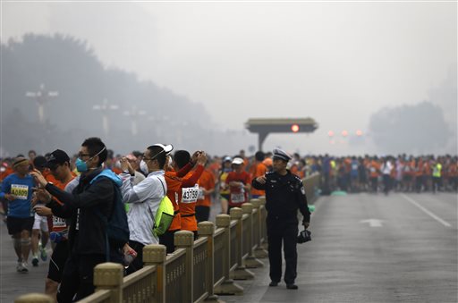 Beijing marathoners don face masks to battle smog