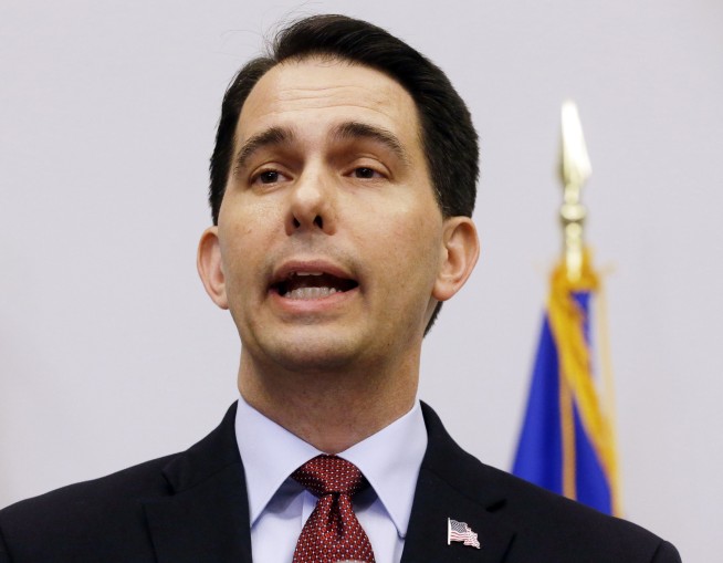 Wisconsin's Walker backs Cruz as Trump heads to state
