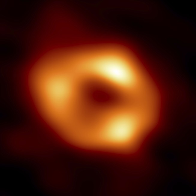 Astronomers capture 1st image of Milky Way's huge black hole