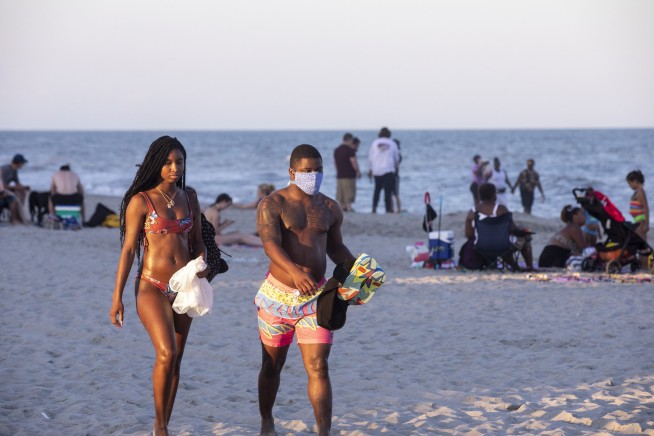 Memorial Day weekend draws crowds and triggers warnings