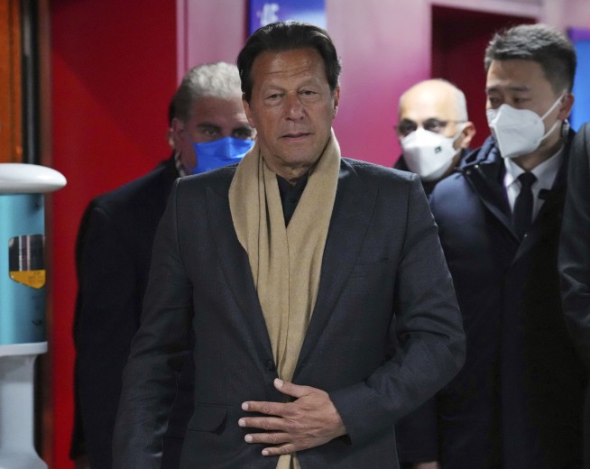 Pakistan's Khan rallies supporters ahead of parliament vote