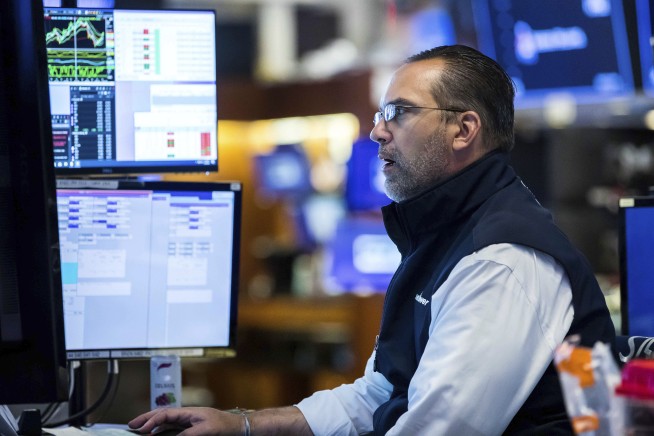 Stocks fall as choppy trading persists on Wall Street