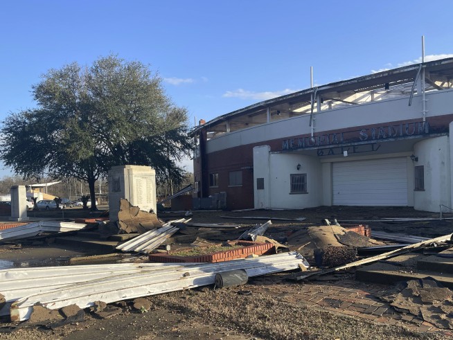 'Dangerous' Alabama tornado slams buildings, uproots trees