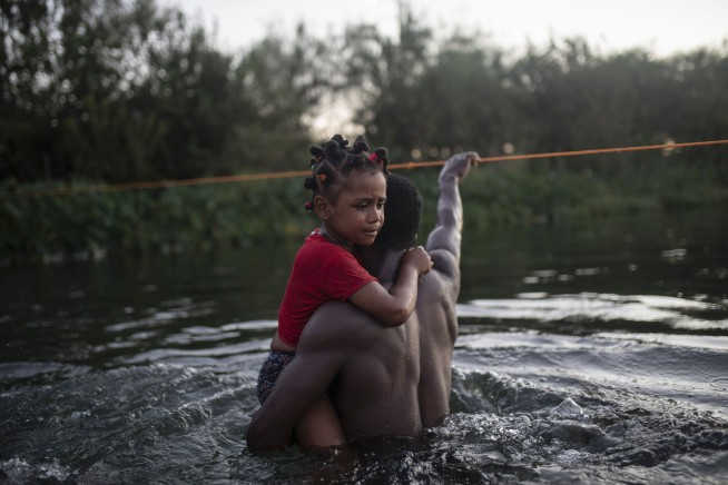 Options shrink for Haitian migrants straddling Texas border