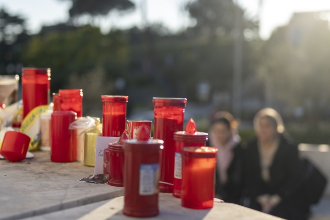 Pope Francis suffers new breathing crises, is back on noninvasive ventilation, Vatican says