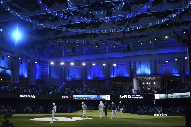 Indoor golf league created by Tiger Woods and Rory McIlroy has a loud, swift debut match