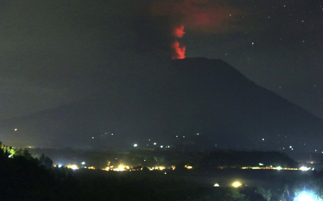 Bali volcano dusts resorts in ash; Lombok airport closes
