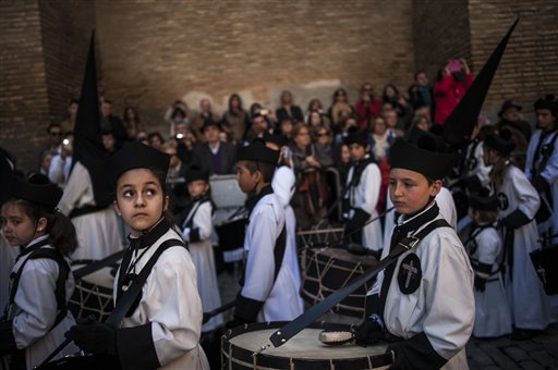 Holy Thursday: Pope washes the feet of 12 inmates, 1 infant