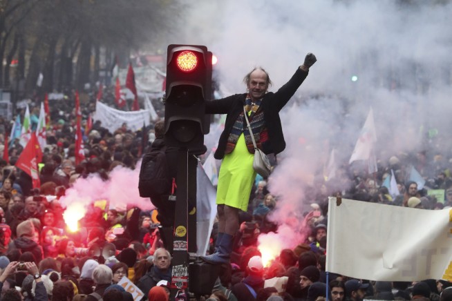 Paris police use tear gas amid strike over pension reform