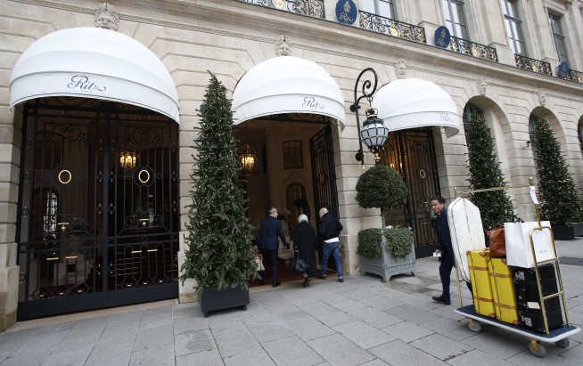 Police hunt for thieves after botched Ritz robbery in Paris