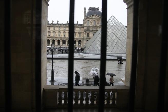 4 more arrested in $102M Louvre jewel heist, Paris prosecutor says