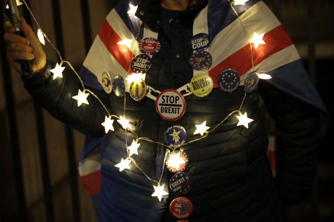 Brexit ballot: UK lawmakers back December 12 election