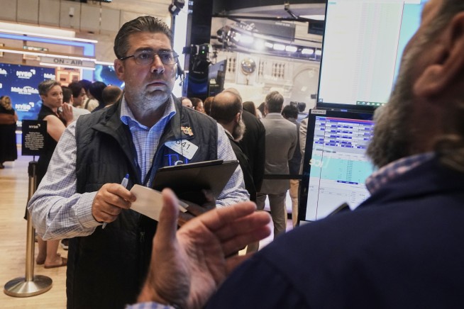 Wall Street holds at a standstill near its record heights