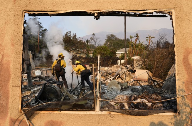 New LA-area fire prompts more evacuations while over 10,000 structures lost to the 2 biggest blazes