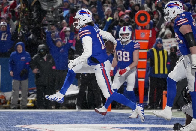 Josh Allen scores 2 TDs, Bills force 3 turnovers to beat Ravens 27-25 and reach AFC title game
