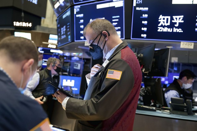 Stocks climb on Wall Street; S&P 500 on pace for weekly gain
