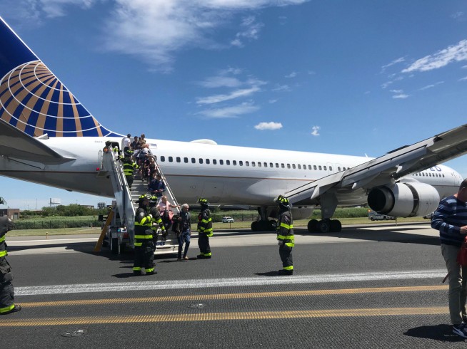 Plane landing at Newark airport blows tires, skids on runway
