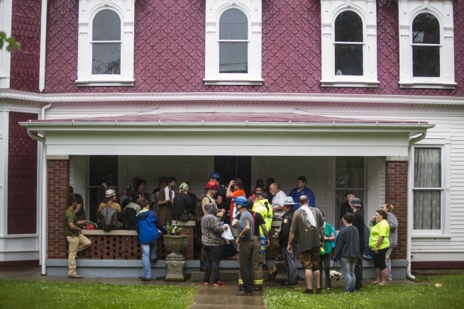 Group escapes Kentucky cave through neck-deep water