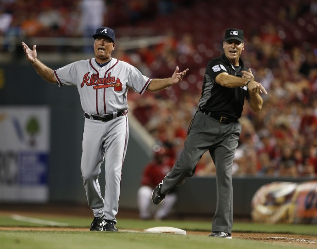 Scorned umpire Ángel Hernández, who unsuccessfully sued MLB for racial discrimination, retires