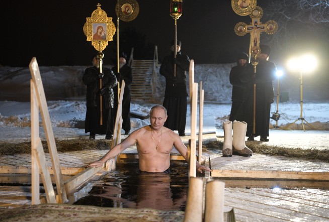 Putin takes dip in icy Russian lake on Epiphany