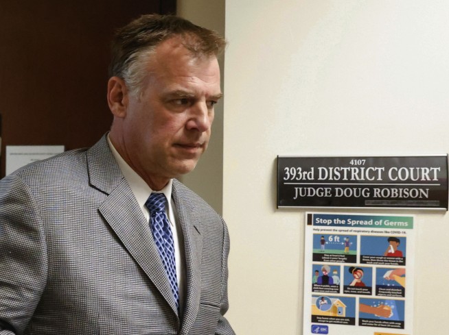 Mistrial in abuse case in Texas against ex-MVP Wetteland