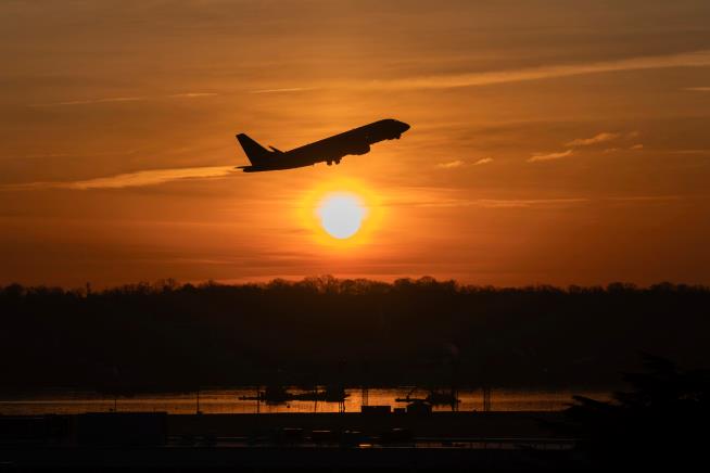 American Airlines and Google say AI helped airplanes reduce contrails that trap heat