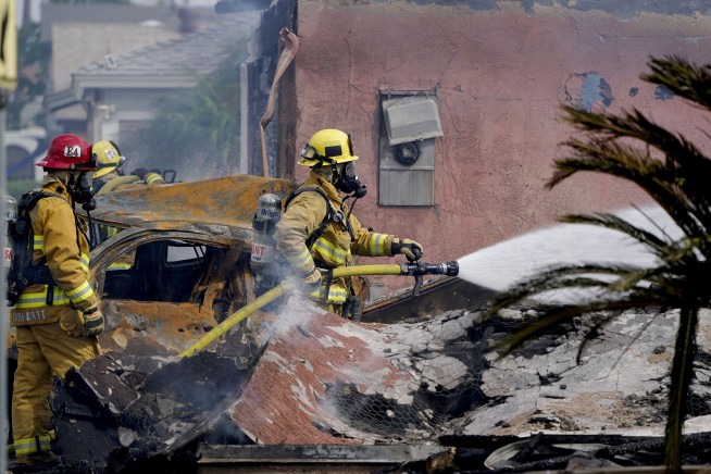 Plane crash kills 2, burns homes in California neighborhood
