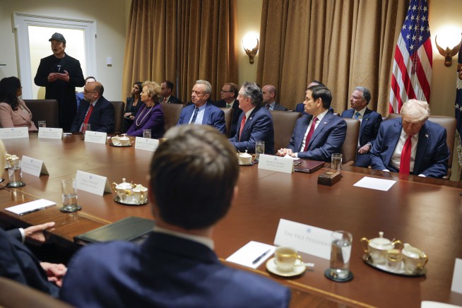 Federal workers face second Musk deadline to explain their work last week