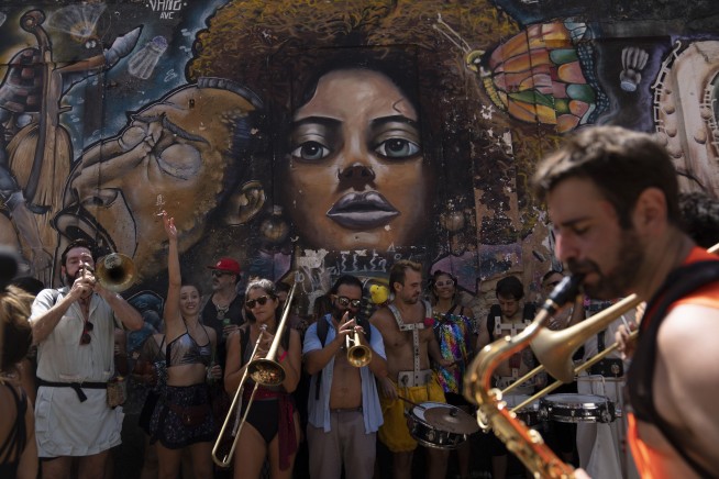 In Rio, even a ban can't keep revelers from Carnival streets