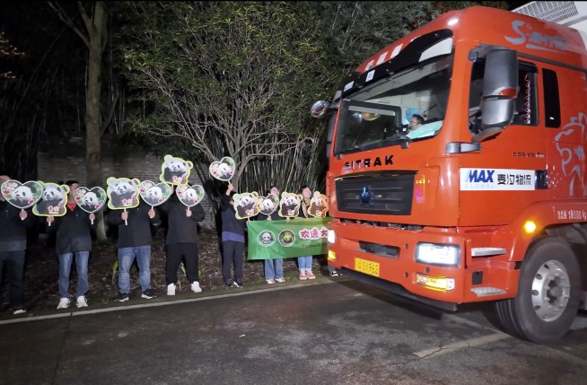 Pandas arrive at National Zoo, but won't be ready for public debut until January