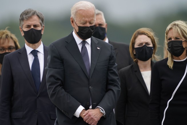 US military flies out evacuees in waning hours of withdrawal