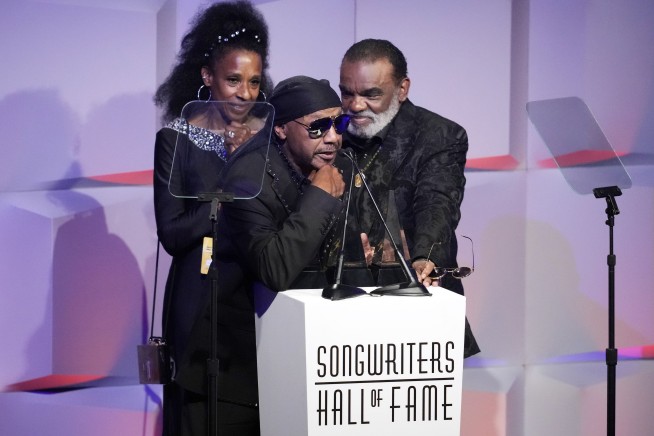 Mariah Carey, Neptunes, Lennox in Songwriters Hall of Fame