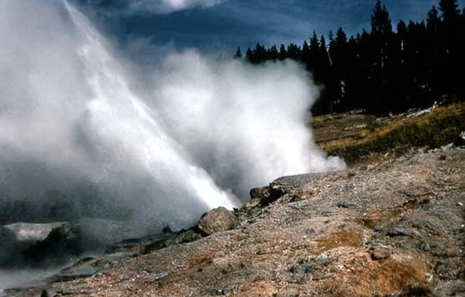 Noisy Yellowstone geyser roars back to life after 3 years