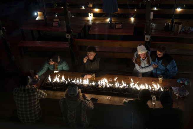 Magic and lights draw crowds to an alpine village in Washington state for Christmas
