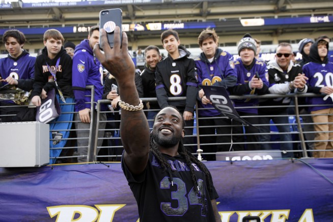 Alex Collins, former Seahawks and Ravens running back, killed in motorcycle crash at age 28