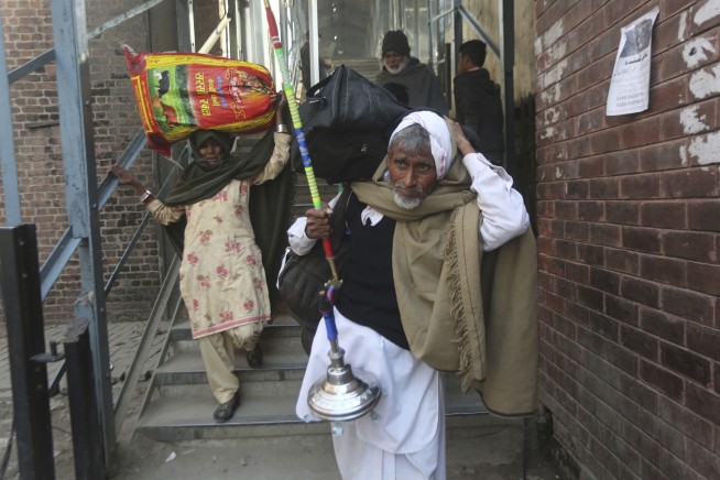 Pakistan pledges to release captive Indian fighter pilot