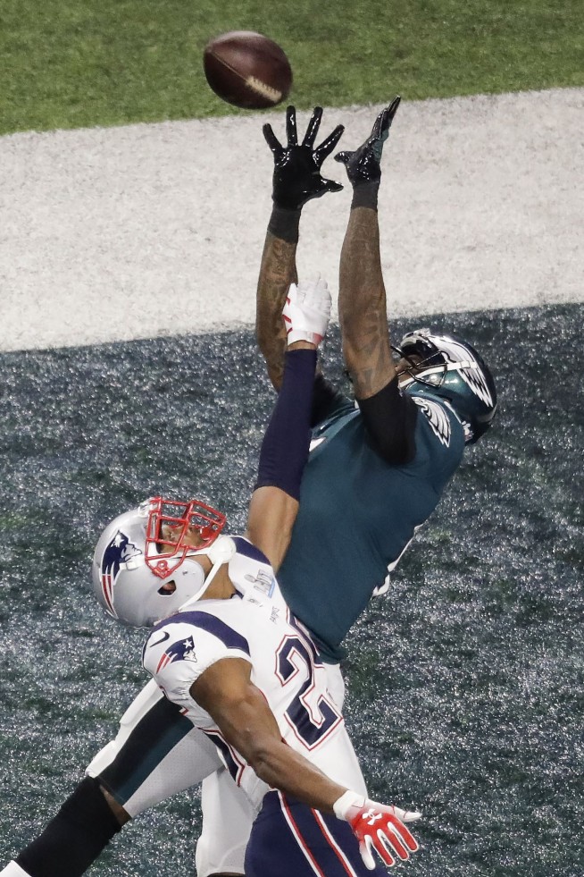 The Latest: Foles catches TD pass, Eagles lead 22-12 at half