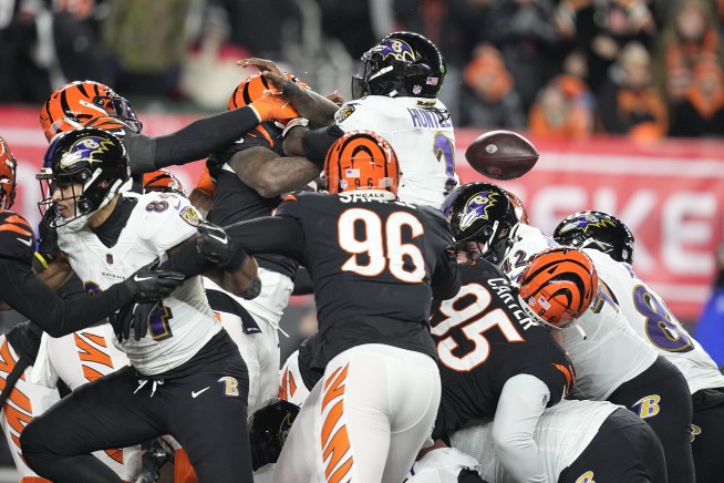 Hubbard's 98-yard fumble return lifts Bengals over Ravens