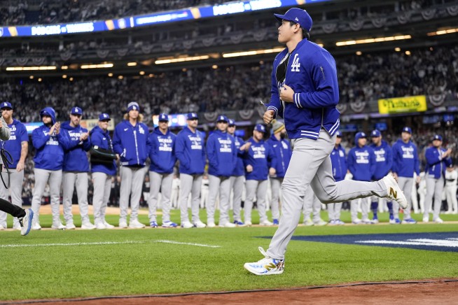 Shohei Ohtani returns after dislocating shoulder, goes hitless as Dodgers take 3-0 World Series lead