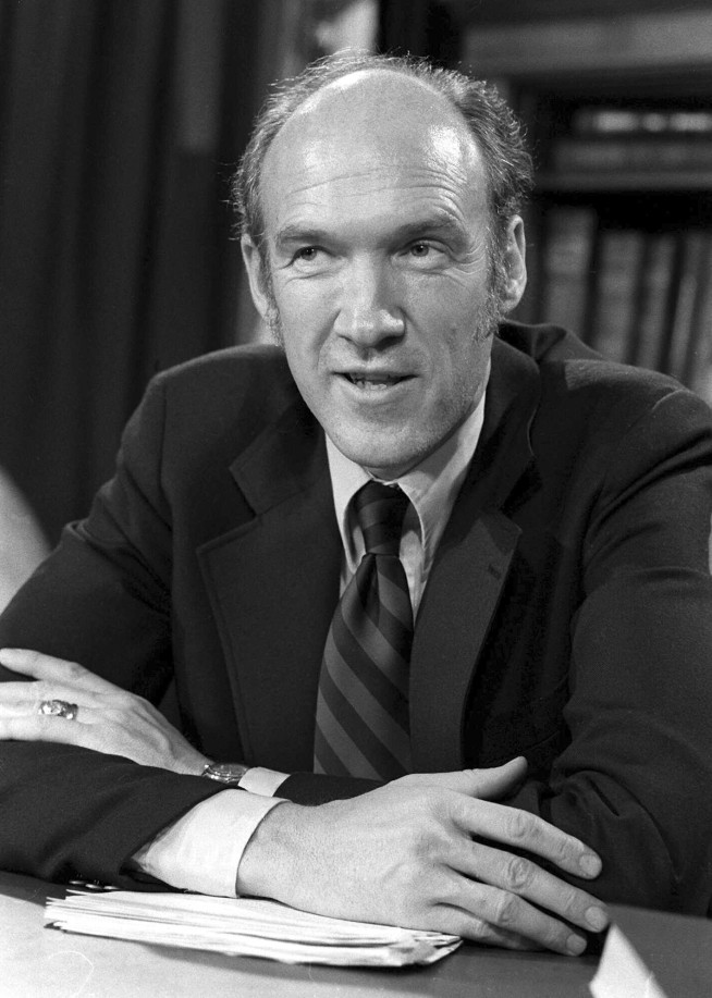 Former US Sen. Alan Simpson of Wyoming, who bridged partisan gaps with his quick wit, dies at age 93