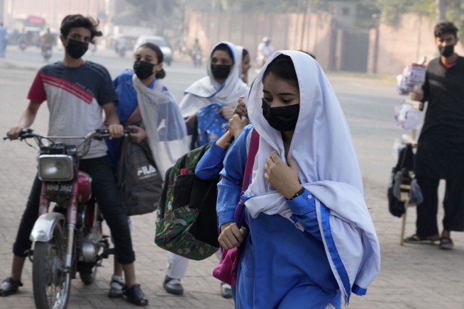 Pakistan shuts primary schools for a week in Lahore due to dangerous air quality